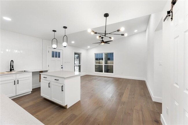 Building Photo - 1605 Rutland Dr