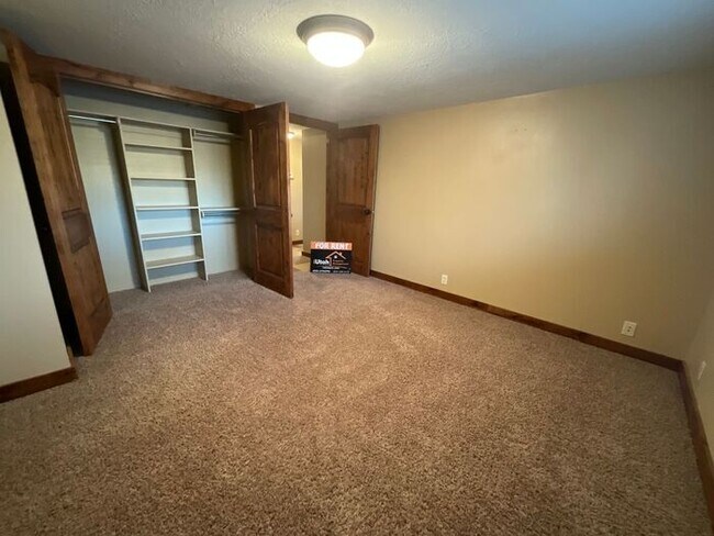 Building Photo - 3 bdrm 3 bath Home 2 car Garage 1.8 Acres Horse property. All Utilities included.