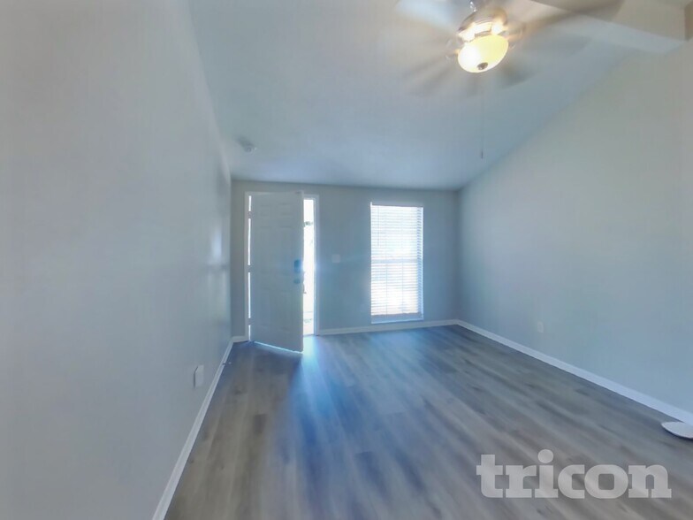 Building Photo - 16013 Woodpine Dr