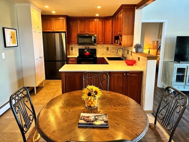 Building Photo - Long Term Rental- Buffalo Ridge/Village 403CC