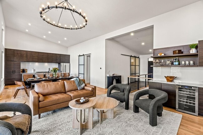 Building Photo - 162 Pond Rd