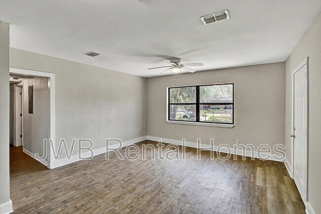 Building Photo - 31 E 45th St
