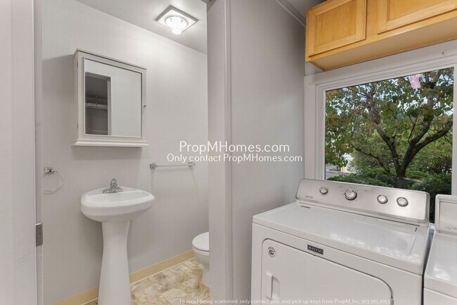 Building Photo - Beautiful Three Bedroom Home in the Heart of Oregon City!