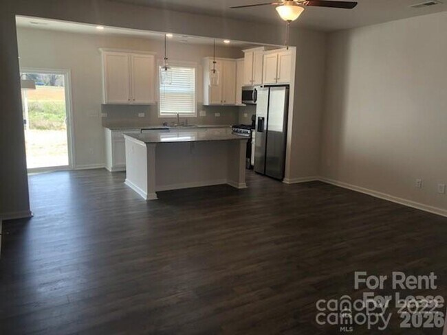 Building Photo - 3 bedroom townhome available now!