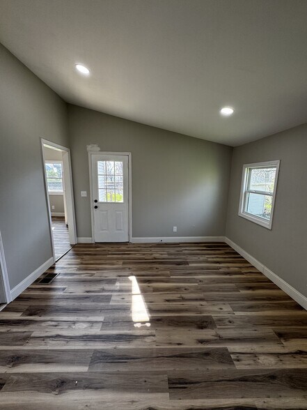 Building Photo - 118 Bank St