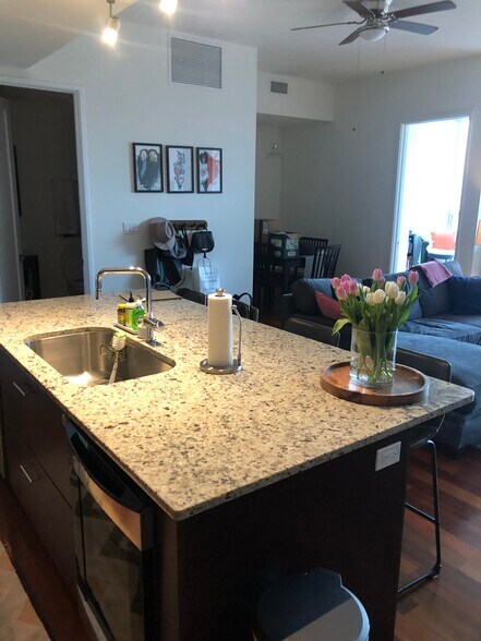 Building Photo - 1624 W Division St