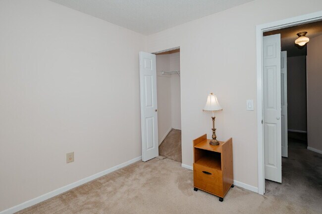 Building Photo - 415 Parkdale Dr