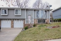 Building Photo - Must See! Well maintained 3 Bedrooms 2.5 B...