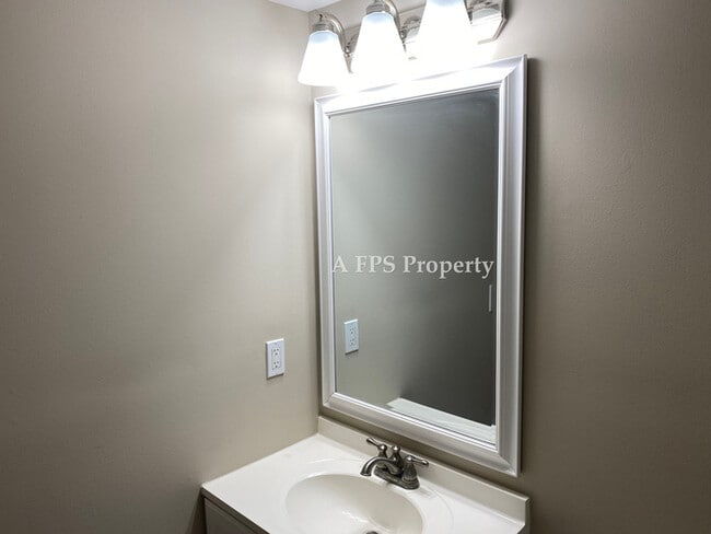 Building Photo - 194 Clairmount Dr SE