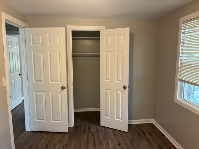 Building Photo - Spacious 3 Bed / 2 Bath Home with Basement & Private Yard