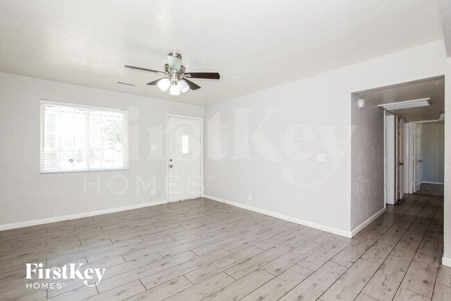 Building Photo - 812 E Las Palmaritas Dr
