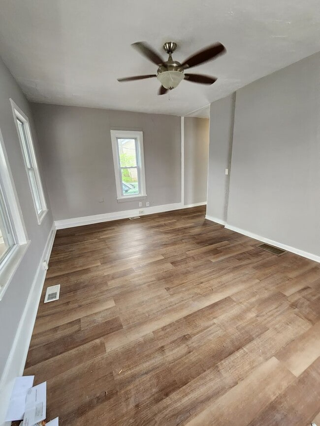 Building Photo - One Bedroom House For Rent