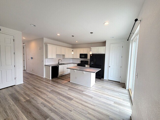 Building Photo - ALL PROSPECTIVE TENANTS MUST SUBMIT A $58 ...