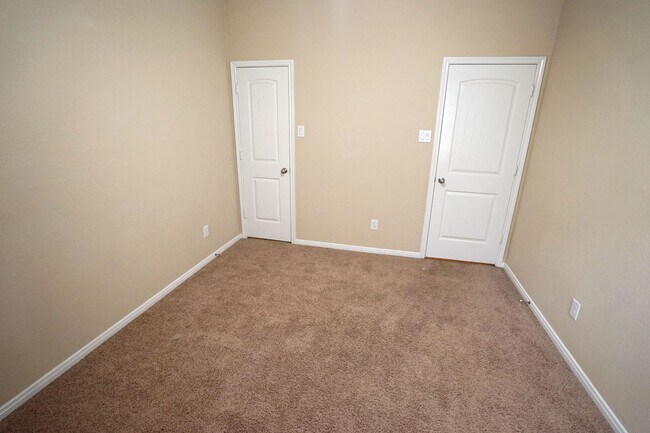Building Photo - 1067 Cedar Lake Ct