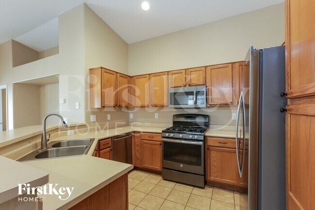 Building Photo - 10894 W Alvarado Rd