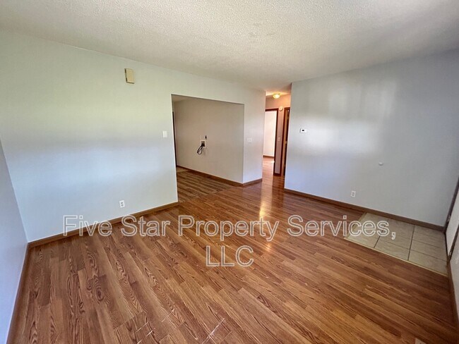 Building Photo - 404 E Madison St