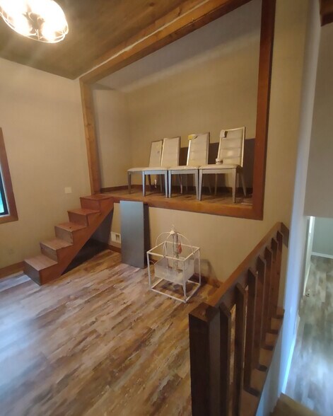 Building Photo - Room in House on New Crossing Trail E