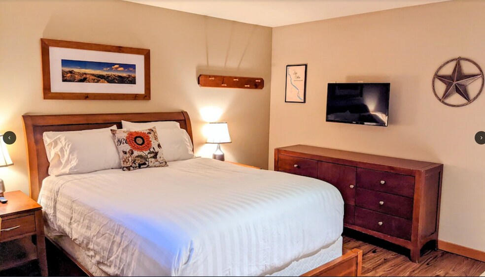 Queen size bedroom - 420 W Manson Rd