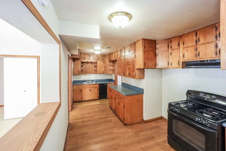 Building Photo - 5299 Sharon St