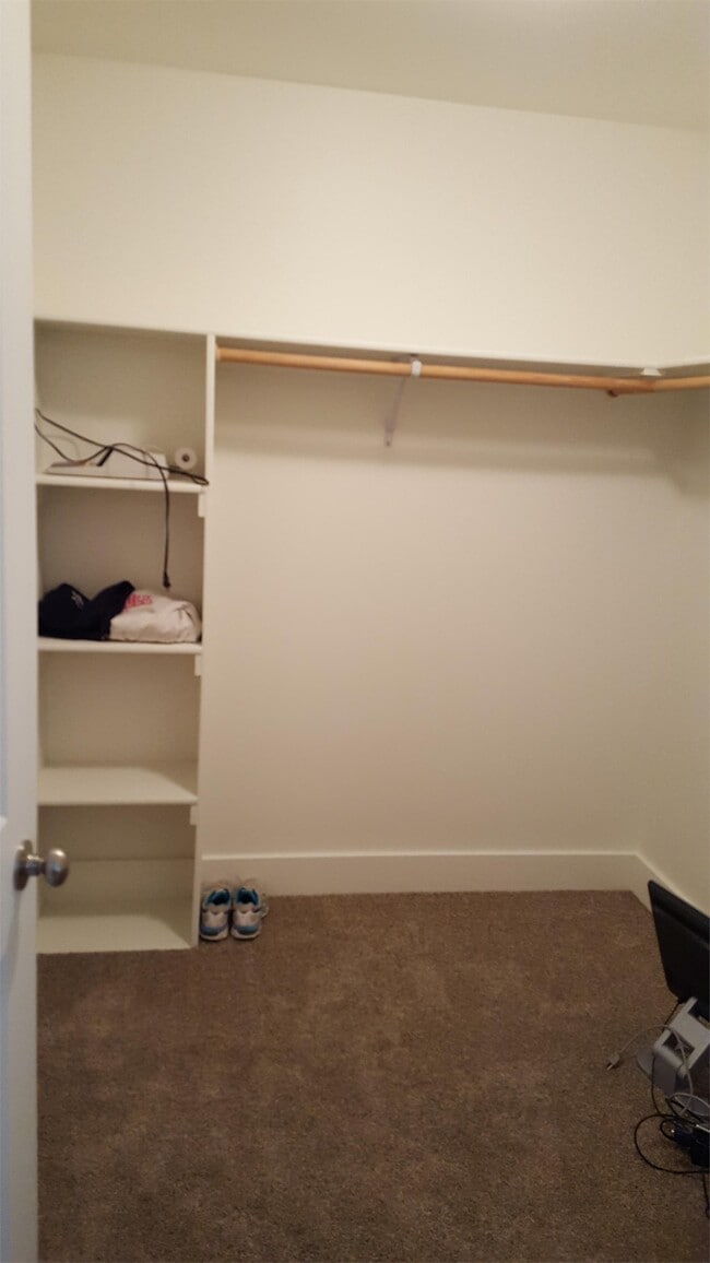 Building Photo - 726 Forest Glen Dr