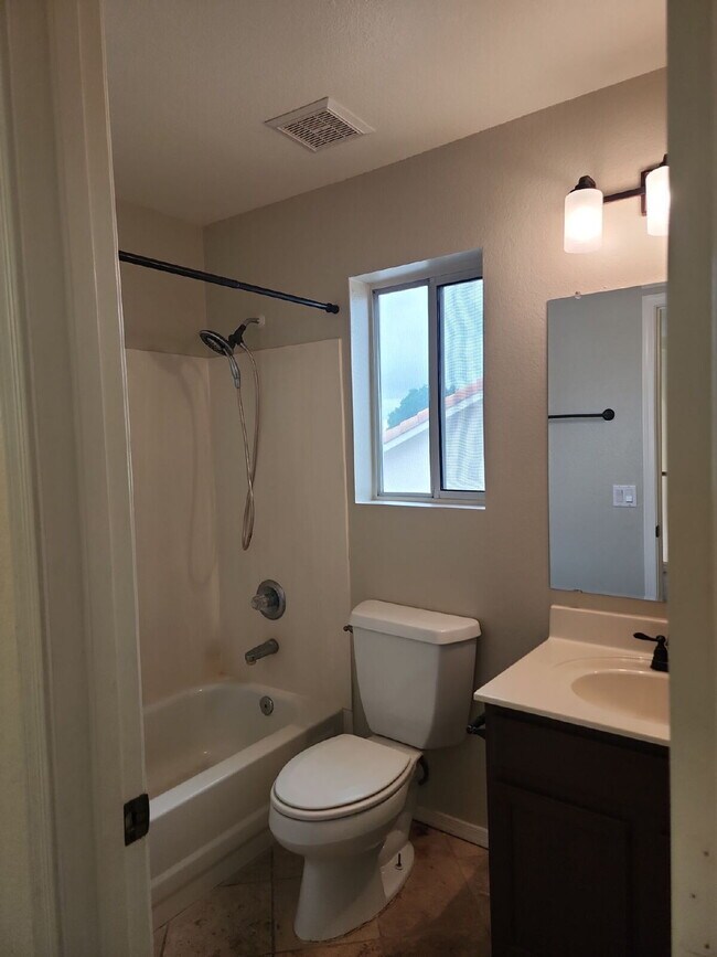 Building Photo - "Spacious 4-Bedroom Glendale Gem with Granite Elegance - 2018 Sq Ft of Comfort!"