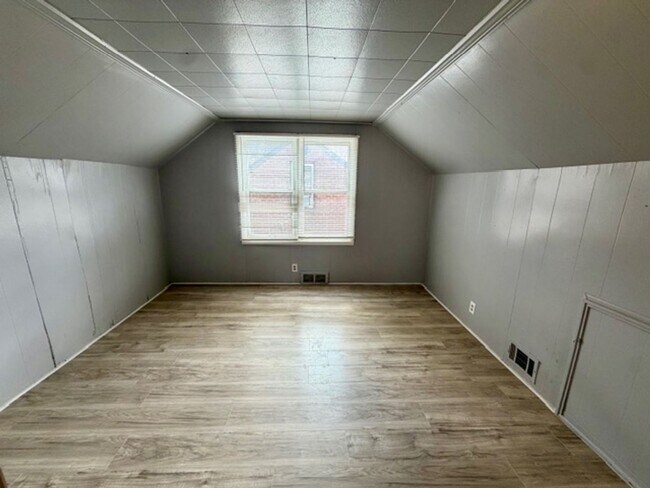 Building Photo - 3 Bedroom 1 Bath Welcome Section 8 Call 313-429-3244 Kpm Detroit