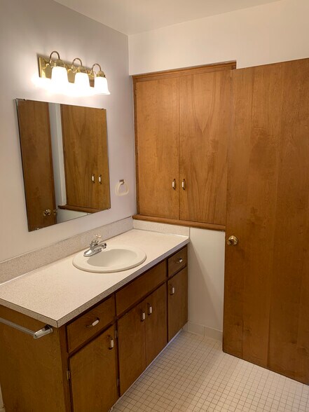 Building Photo - 2105 De Hoop Ave
