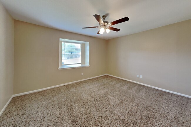 Building Photo - 3202 Vandyke Dr