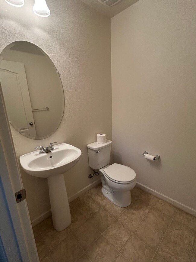Building Photo - Spacious Beautiful Home in Fantastic Gilro...