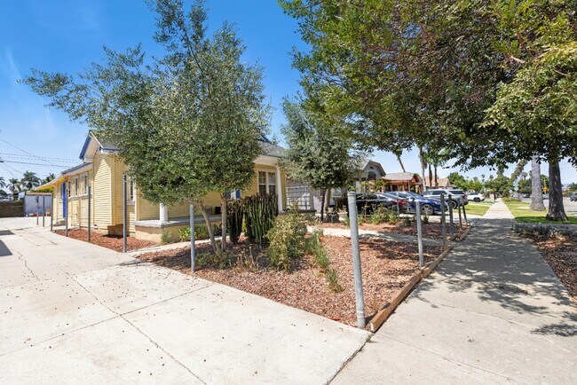 Building Photo - Updated 2BR Duplex in Angeles Mesa – Solar...