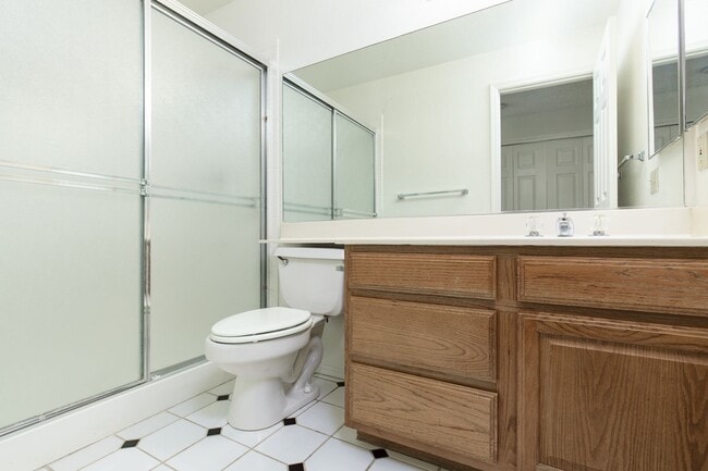Building Photo - CENTRAL 2 BED, 2 BATH CONDO BLOCKS FROM UNLV