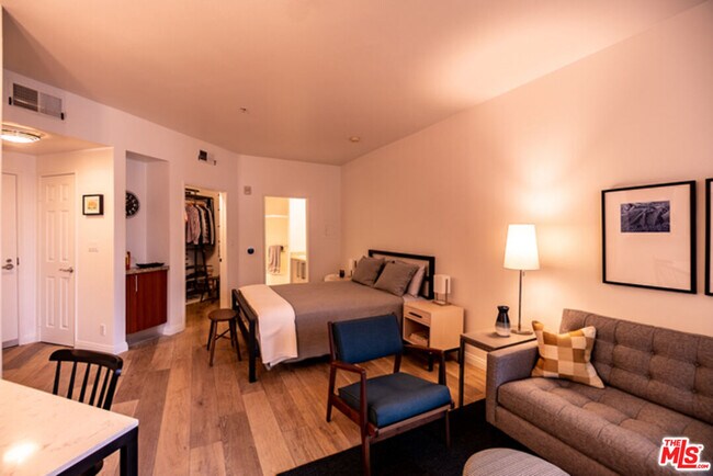 Building Photo - 620 S Gramercy Pl