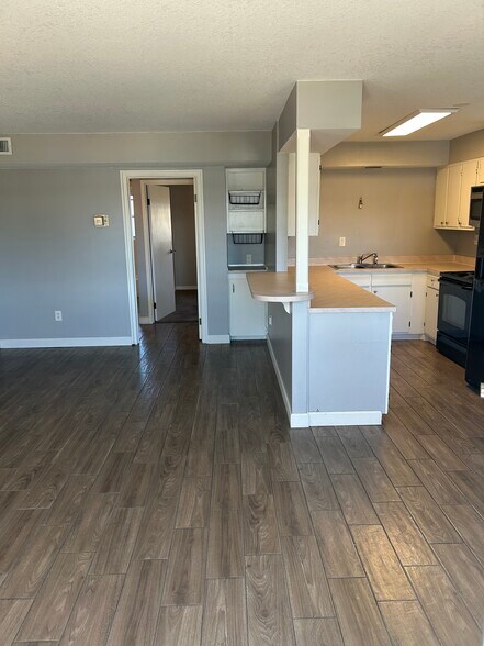 Building Photo - 2885 S Osceola Ave