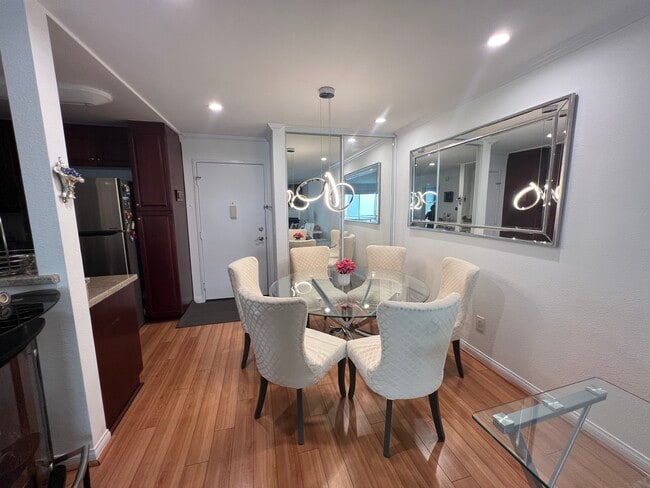 Entrance / Dining Area - 5520 Owensmouth Ave