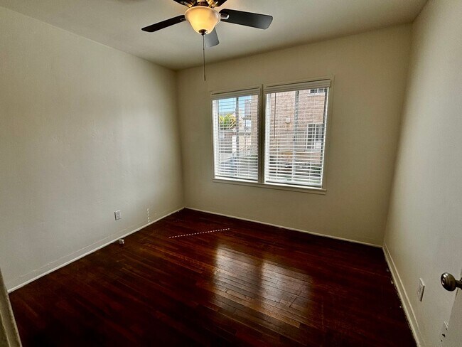 Building Photo - Charming and Bright 2 bed 1 bath in Point ...