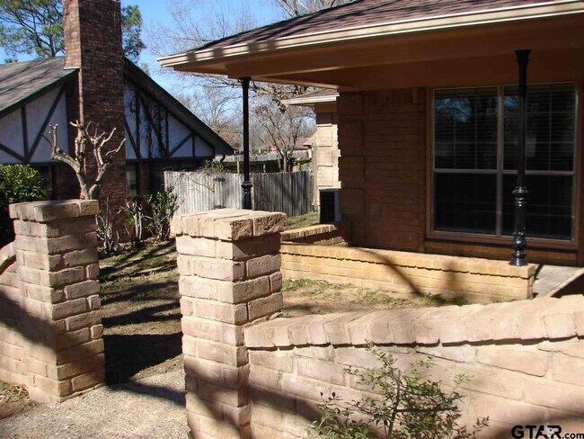 Building Photo - 423 Top Hill Dr