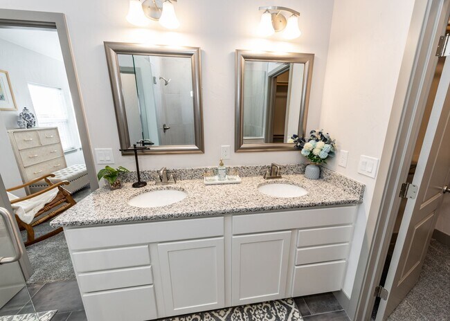 Building Photo - 2 Bedroom Luxury townhome