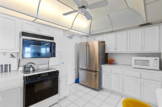 Building Photo - 3850 Galt Ocean Dr