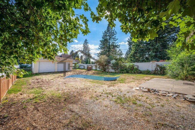 Building Photo - 4 Bedroom 2 Bath Home with 2-Car Detached Garage Available in Hayden, Idaho!