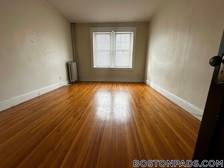 Building Photo - 90 Maple St