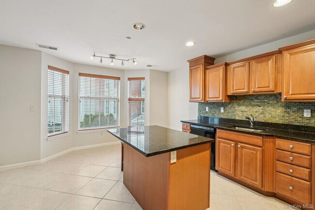 Building Photo - 10 Bridge Ln