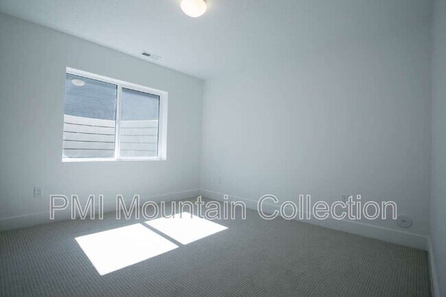 Building Photo - 459 Rimrock Ln