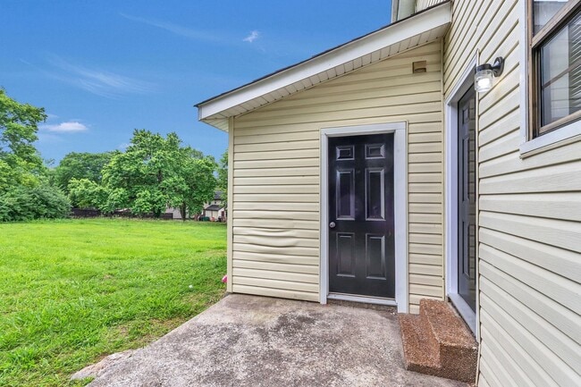 Building Photo - AVAILABLE NOW. 2 BD 1 1/2 BATH. CLOSE TO E...