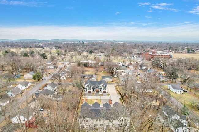 Building Photo - Lee Street B3