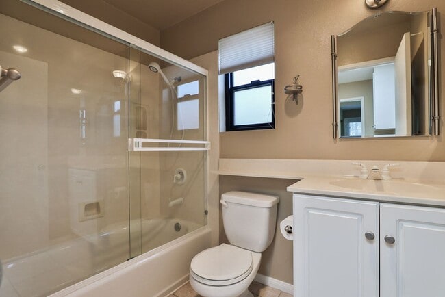 Building Photo - 8750 Villa La Jolla Dr