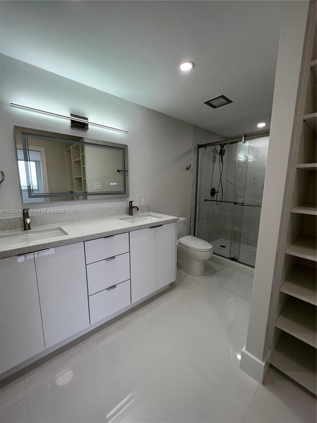 Building Photo - 4200 Hillcrest Dr