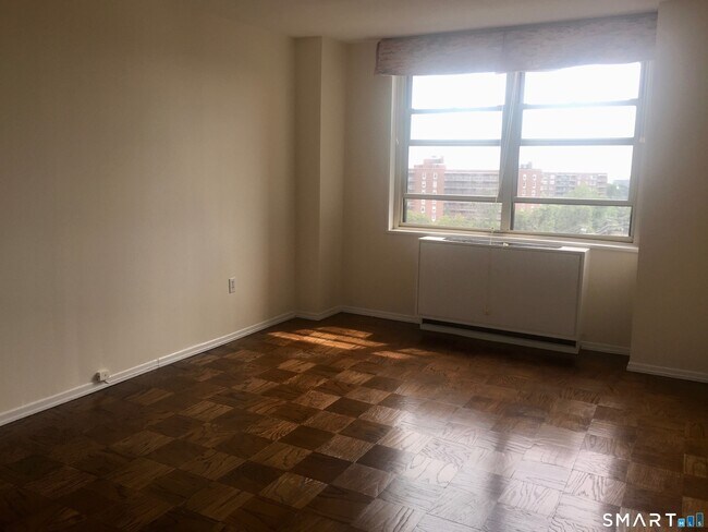 Building Photo - 1 Strawberry Hill Ct