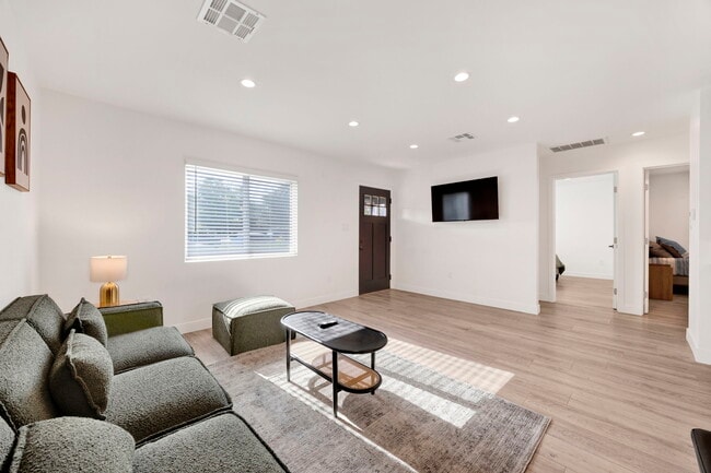 Building Photo - 2206 N Brighton St