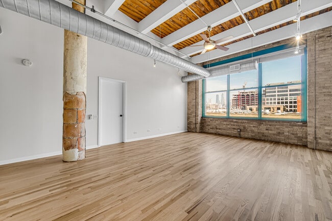 Building Photo - 312 N May St