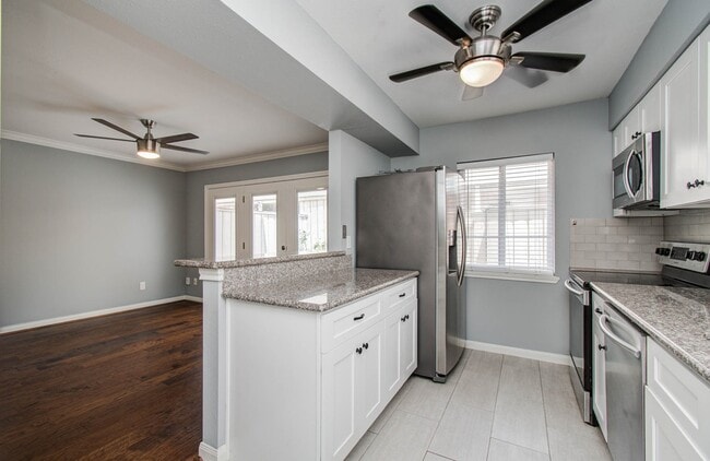 Building Photo - 402 Bendwood Dr